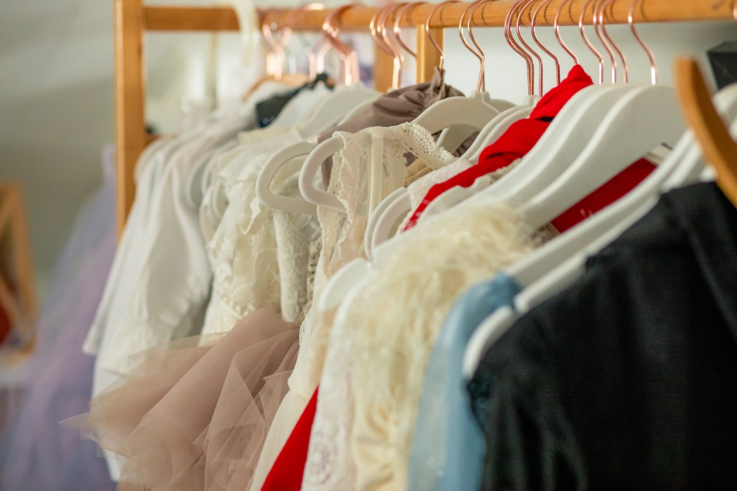 Kleidung hängt auf einem Kleiderbügel von SICHTart Photography