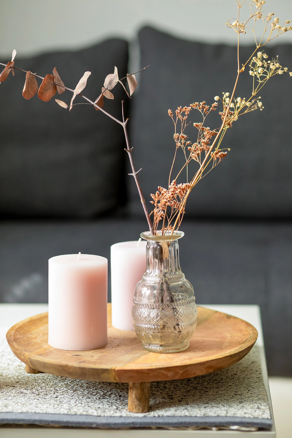 Blumentopf auf einem Tisch von SICHTart Photography