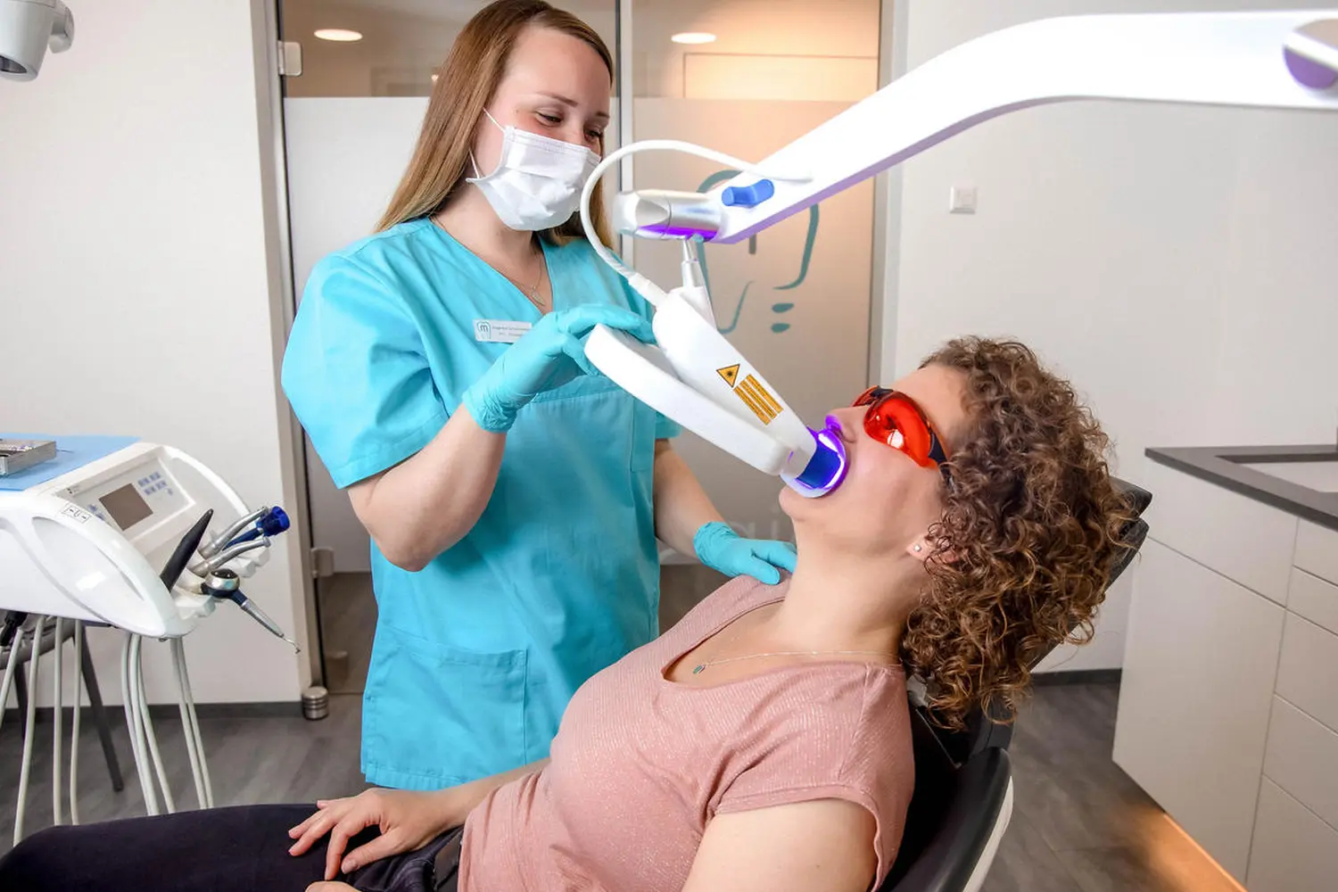 Arzt untersucht Patienten von SICHTart Photography