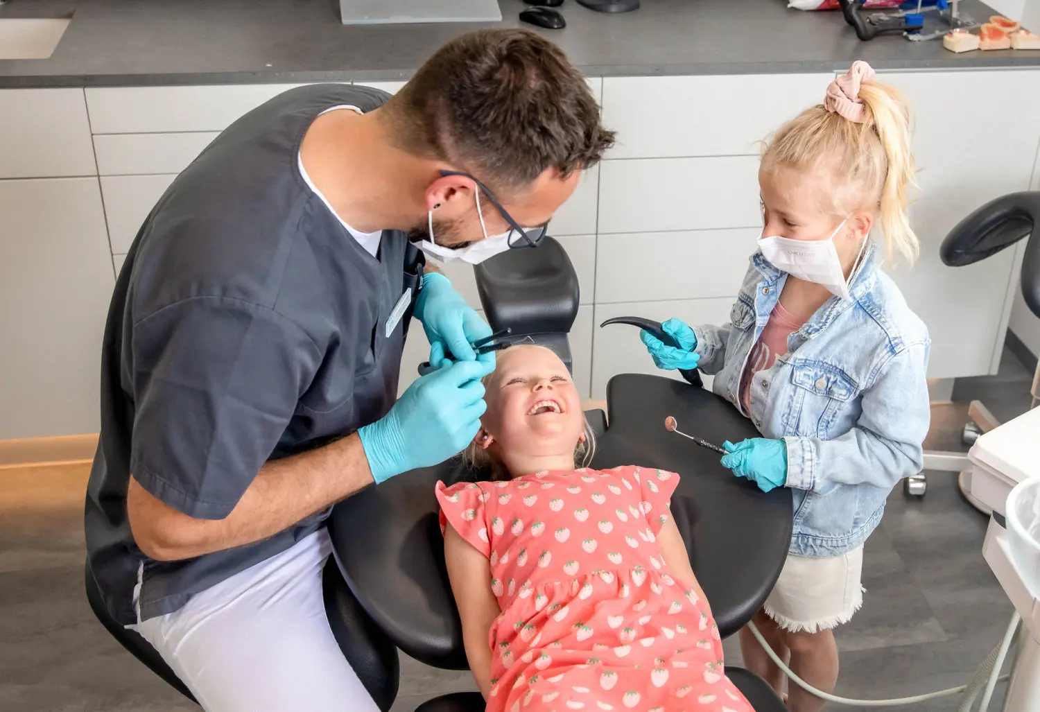 Arzt untersucht Patienten von SICHTart Photography