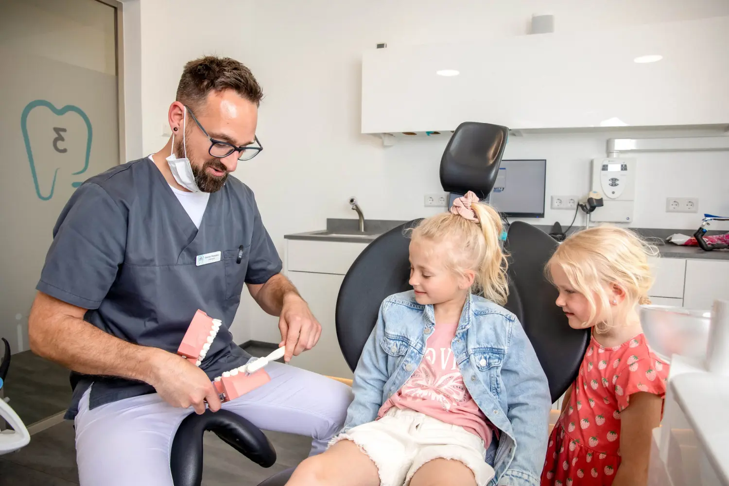 Arzt untersucht Patienten von SICHTart Photography