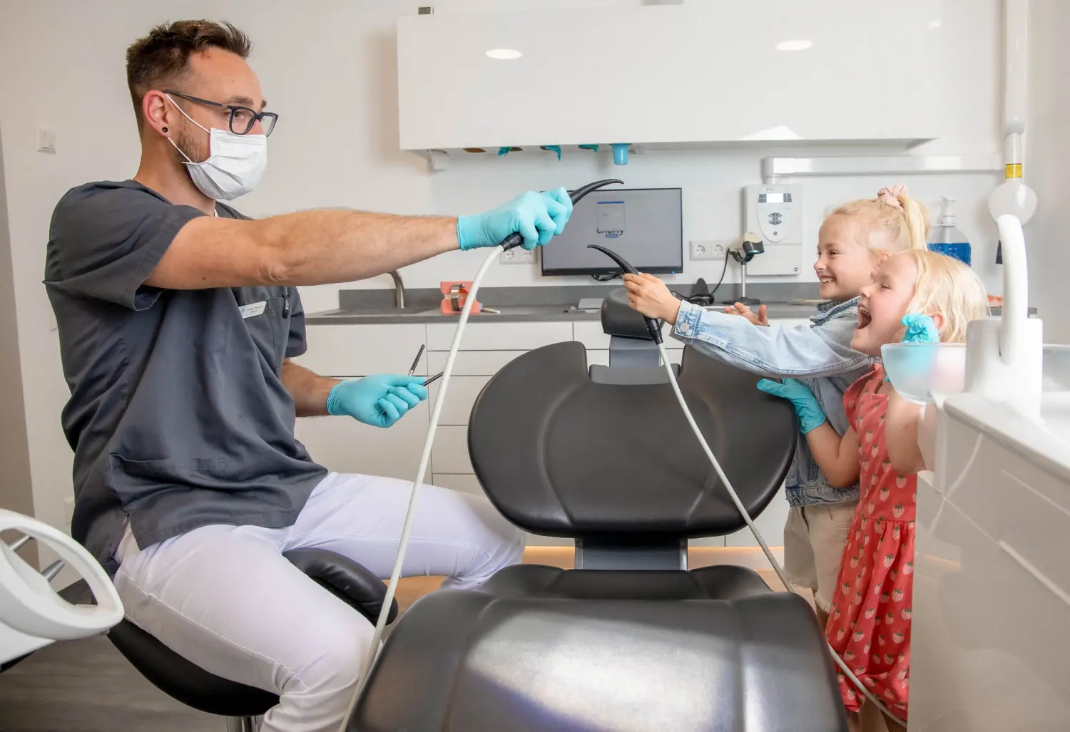 Arzt untersucht Patienten von SICHTart Photography