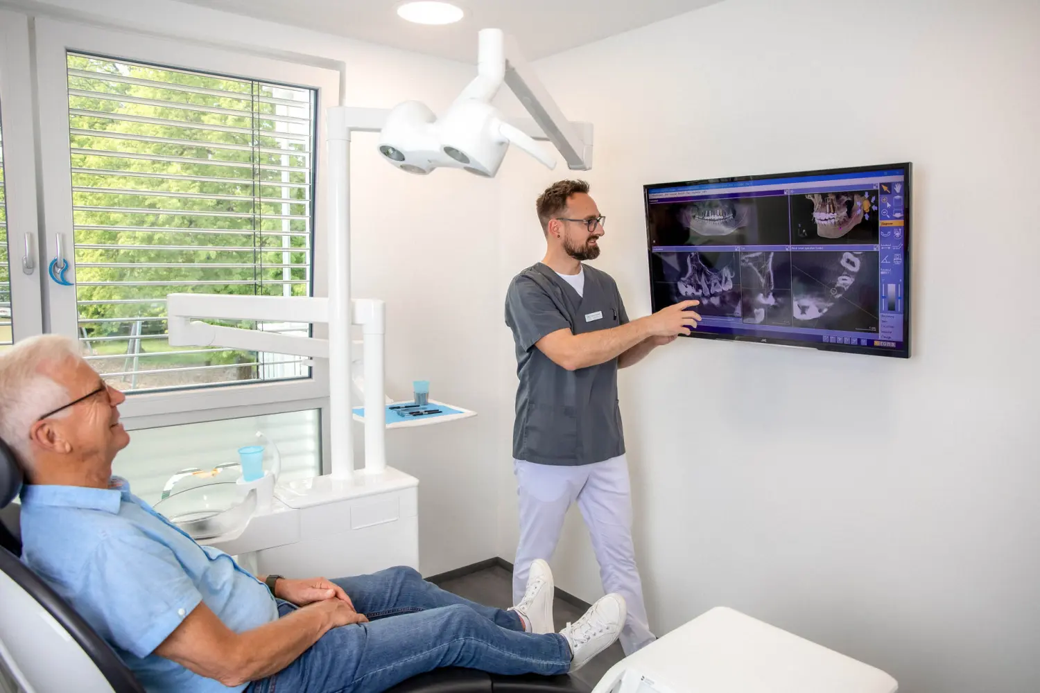 Arzt untersucht Patienten von SICHTart Photography