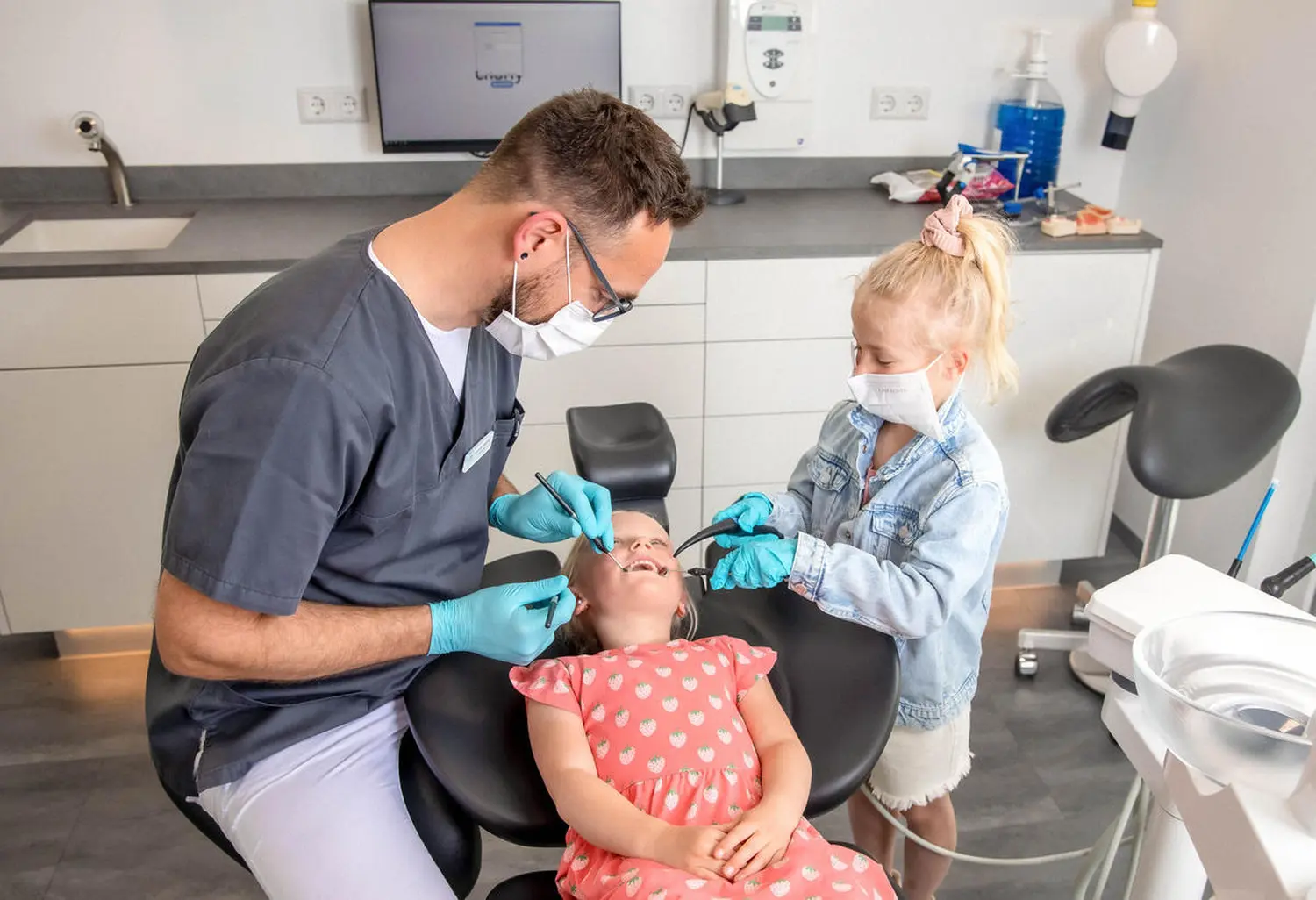 Arzt untersucht Patienten von SICHTart Photography
