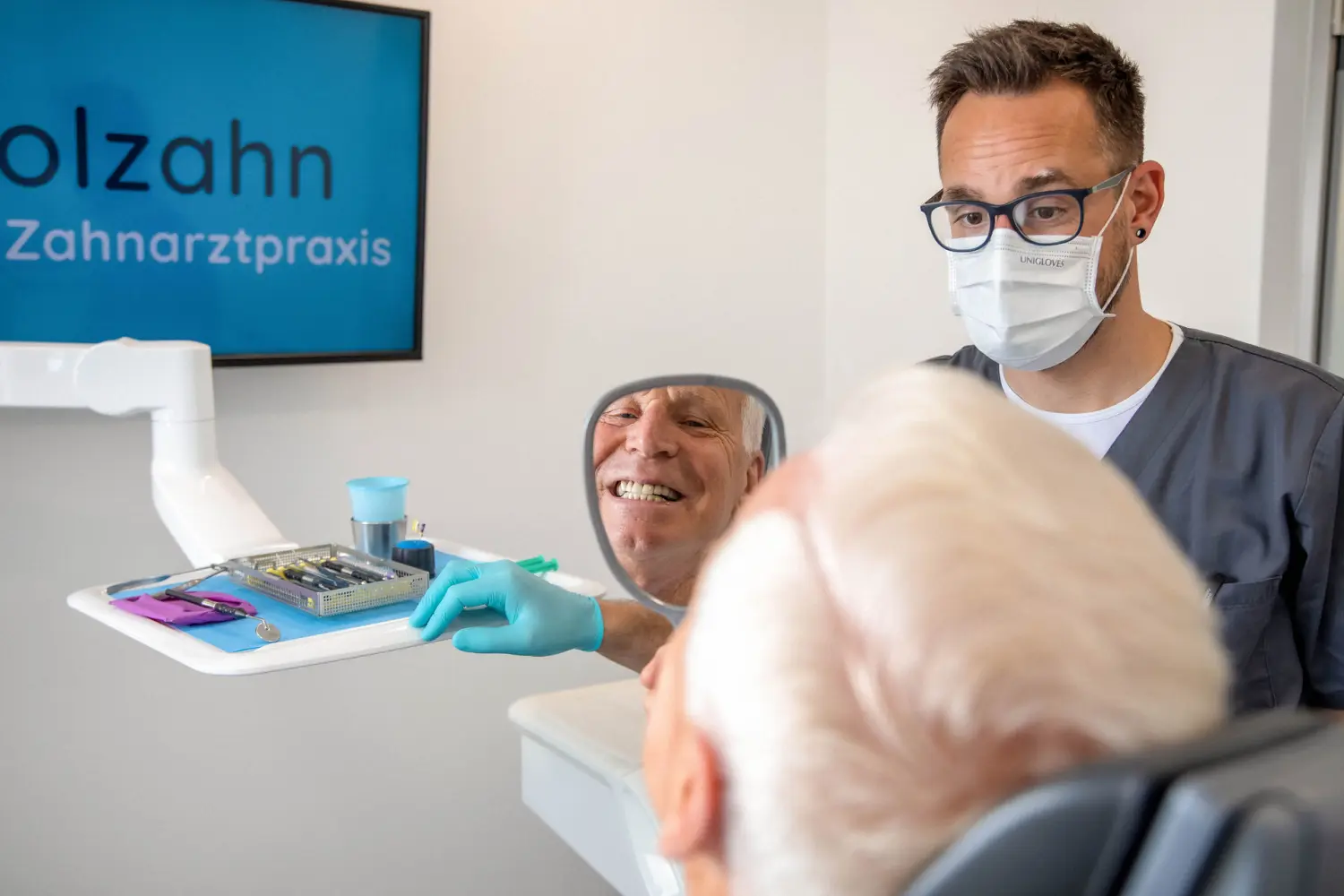 Arzt untersucht Patienten von SICHTart Photography